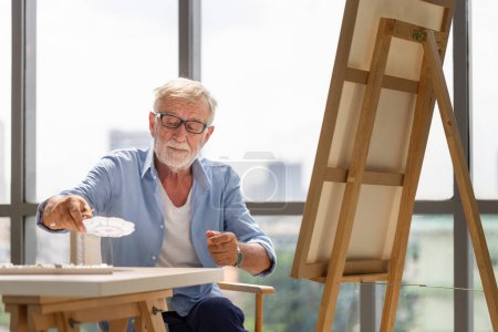 Foto de Hombre mayor pintando sobre lienzo en casa, Hombre mayor pintando sobre lienzo, Conceptos de jubilación feliz - Imagen libre de derechos