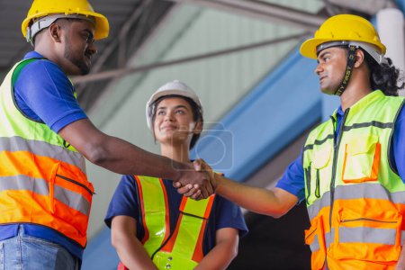 Téléchargez les photos : Focus sur les mains, Travailleur serrant la main de son collègue au stockage industriel, Travailleur en uniforme serrant la main d'un contremaître à l'entrepôt de l'usine - en image libre de droit