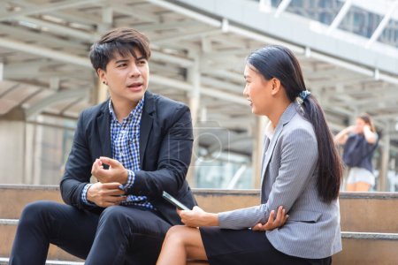 Téléchargez les photos : Rencontre de gens d'affaires et partage d'idées, Jeune équipe d'affaires asiatique discutant le matin - en image libre de droit