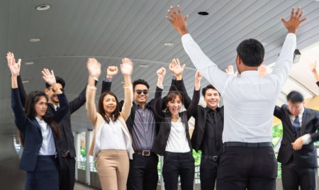 Téléchargez les photos : Focus sélectif de vue arrière chemise blanche homme, Les gens d'affaires célébration de l'équipe montrent la victoire lorsque le succès de l'entreprise, Motivation concepts de travail d'équipe réussie - en image libre de droit