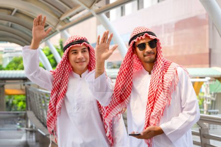 Téléchargez les photos : Jeune homme d'affaires arabe saluant les mains ensemble, homme musulman heureux saluant la main - en image libre de droit