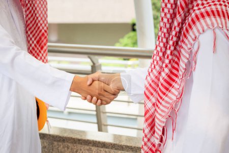 Téléchargez les photos : Arabe Moyen-Orient poignée de main d'homme d'affaires, réunion d'affaires avec l'homme arabe et serrer la main en saluant - en image libre de droit