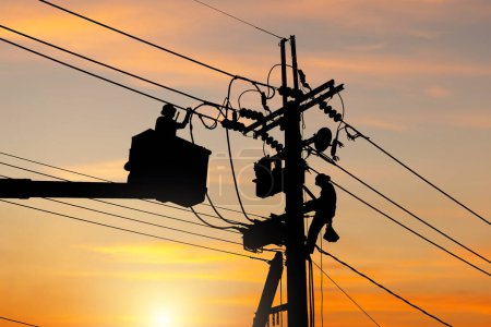 Silhouette des Elektrikers Offizier klettert auf einen Mast und nutzt eine Seilbahn, um ein Hochspannungsleitungssystem zu erhalten, Schatten des Elektrikers Linienrichter Reparaturarbeiter beim Klettern Arbeit auf Strommast