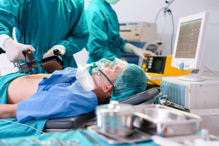 Téléchargez les photos : Équipe médicale effectuant une opération chirurgicale dans la salle d'opération, équipe chirurgicale concentrée opérant un patient - en image libre de droit