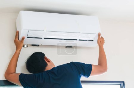 Foto de Técnicos de aire acondicionado se preparan para instalar nuevos acondicionadores de aire en el hogar, reparación de aire acondicionado y concepto de instalación - Imagen libre de derechos