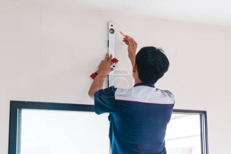 Téléchargez les photos : Les techniciens en climatisation se préparent à installer de nouveaux climatiseurs dans la maison, concepts de réparation et d'installation de climatiseurs - en image libre de droit