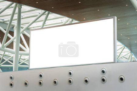Foto de Letrero de la cartelera en blanco en el aeropuerto, maqueta publicitaria para la colocación de anuncios publicitarios en el edificio - Imagen libre de derechos