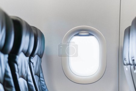 Téléchargez les photos : Fenêtre dans la cabine, Siège d'avion avec fenêtre, sièges en cuir de classe économique avec fenêtre dans l'avion - en image libre de droit