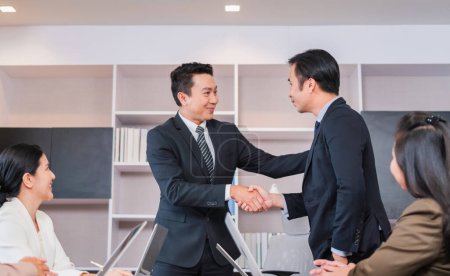 Téléchargez les photos : Concepts de travail d'équipe de succès, poignée de main asiatique d'homme d'affaires finissant un partenariat d'affaires de réunion après une bonne affaire - en image libre de droit