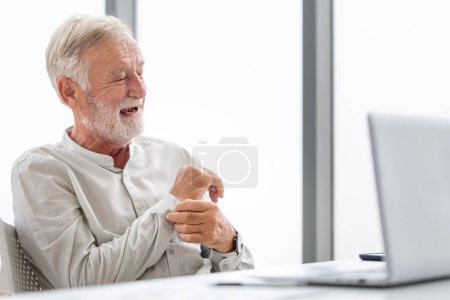 Foto de Feliz hombre mayor arremangarse las mangas para estar listo para trabajar - Imagen libre de derechos