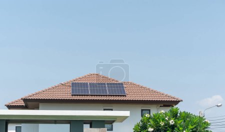 Téléchargez les photos : Panneaux solaires sur les toits, Maisons avec panneaux solaires, Concepts modernes éco-serre - en image libre de droit