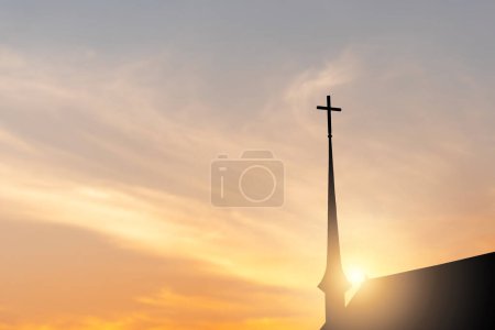Téléchargez les photos : Silhouette de la croix sur l'église avec fond de coucher de soleil flou - en image libre de droit