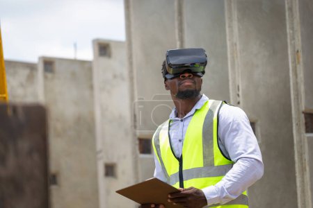 Foto de Ingeniero con gafas de realidad virtual en obra - Imagen libre de derechos