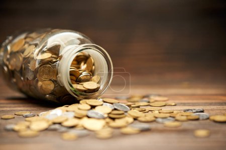 Foto de Tarro de vidrio lleno de monedas de oro. Dinero, finanzas, jubilación, concepto de inversión - Imagen libre de derechos