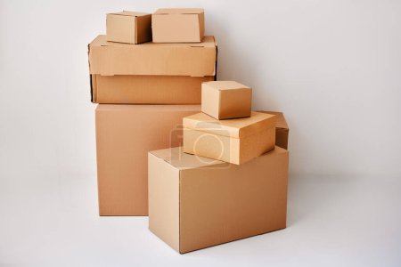 Foto de Concepto de traslado y reubicación. Montón de cajas de cartón sobre fondo blanco - Imagen libre de derechos
