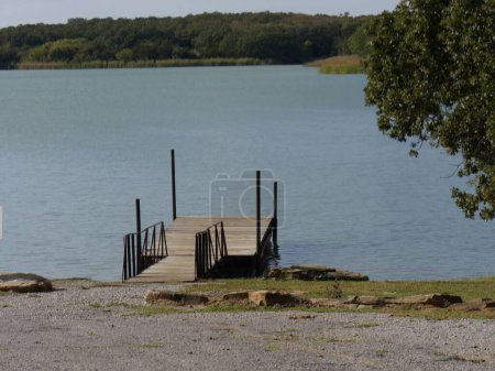 Téléchargez les photos : Small wooden boat dock by a lake - en image libre de droit
