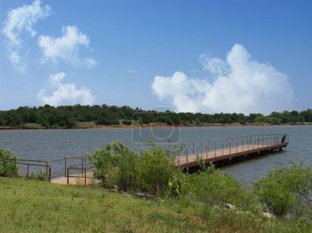 Téléchargez les photos : Pont en bois sur la rivière. Paysage d'été avec ciel bleu. - en image libre de droit