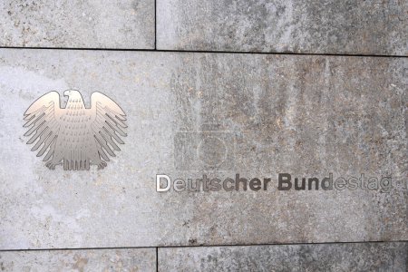 Foto de Berlín, Alemania - 03 de noviembre de 2022: El logotipo del Bundestag alemán (Deutscher Bundestag) en el edificio Eingang Wilhelmstrabe - Imagen libre de derechos