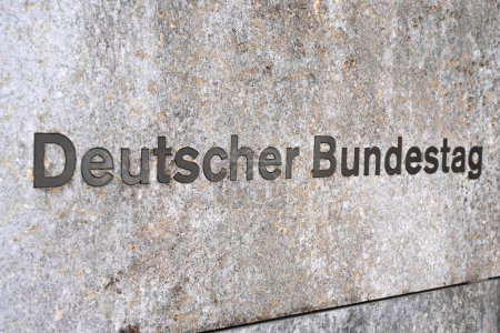 Foto de Berlín, Alemania - 03 de noviembre de 2022: El logotipo del Bundestag alemán (Deutscher Bundestag) en el edificio Eingang Wilhelmstrabe - Imagen libre de derechos
