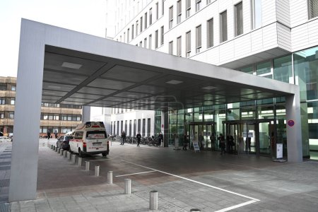 Foto de Berlín, Alemania - 03 de noviembre de 2022: Entrada en el edificio principal del Hospital Charite de Berlín. - Imagen libre de derechos