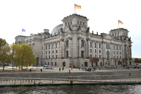 Foto de Berlín, Alemania - 03 de noviembre de 2022: El Bundestag alemán (Reichstag Building) es el parlamento nacional de la República Federal de Alemania.. - Imagen libre de derechos