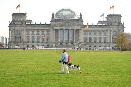 Foto de Berlín, Alemania - 01 de noviembre de 2022: El Bundestag alemán (Reichstag Building) es el parlamento nacional de la República Federal de Alemania.. - Imagen libre de derechos
