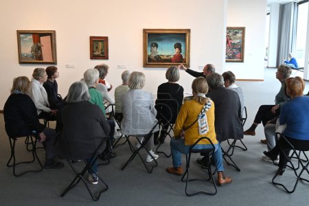 Téléchargez les photos : Berlin, Allemagne - 01 novembre 2022 : Visiteurs observant des peintures de Salvador Dali à la Neue Nationalgalerie de Berlin. - en image libre de droit