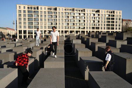 Téléchargez les photos : Berlin, Allemagne - 31 octobre 2022 : Des personnes sur le Mémorial des Juifs assassinés d'Europe. - en image libre de droit