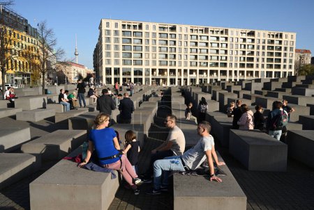 Téléchargez les photos : Berlin, Allemagne - 31 octobre 2022 : Des personnes sur le Mémorial des Juifs assassinés d'Europe. - en image libre de droit