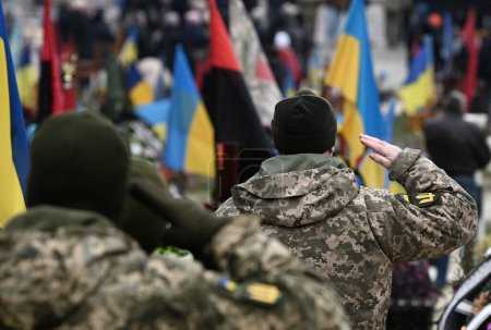 Foto de Soldados ucranianos saludando. Fuerzas Armadas de Ucrania. Ejército ucraniano. - Imagen libre de derechos