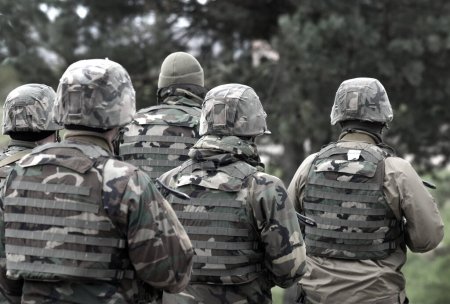 Foto de Soldados con rifles de asalto por detrás. Militar. Guerra.. - Imagen libre de derechos