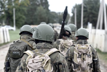 Téléchargez les photos : Soldats avec grenade antichar de l'arrière. Militaire. Guerre. - en image libre de droit