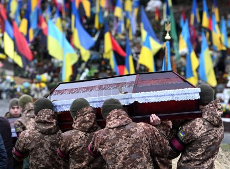 Foto de Lviv, Ukraine - January 18, 2023: A funerals of Ukrainian servicemen killed during combat with Russian troops. - Imagen libre de derechos