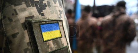 Téléchargez les photos : Drapeau ukrainien sur uniforme militaire. Des funérailles de militaires ukrainiens. - en image libre de droit