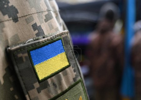 Téléchargez les photos : Drapeau ukrainien sur uniforme militaire. Des funérailles de militaires ukrainiens. - en image libre de droit