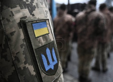 Foto de Bandera ucraniana en uniforme militar. Un funeral de militares ucranianos. - Imagen libre de derechos