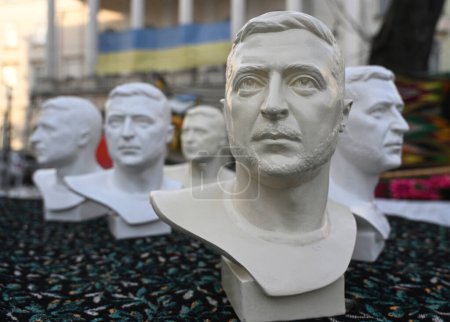 Téléchargez les photos : Lviv, Ukraine - February 10, 2023. A plaster busts depicting Ukraine's President Volodymyr Zelensky are sold as souvenirs at a market in the  city of Lviv. - en image libre de droit
