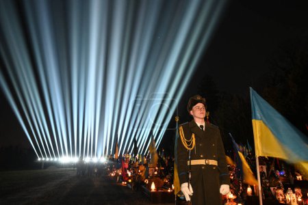 Téléchargez les photos : Lviv, Ukraine - 23 février 2023 : Cimetière de Lychakiv avec une installation lumineuse pour marquer le premier anniversaire de la guerre de la Russie contre l'Ukraine. - en image libre de droit