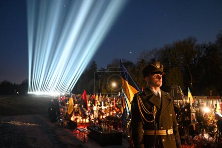 Téléchargez les photos : Lviv, Ukraine - 23 février 2023 : Cimetière de Lychakiv avec une installation lumineuse pour marquer le premier anniversaire de la guerre de la Russie contre l'Ukraine. - en image libre de droit