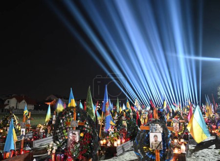 Téléchargez les photos : Lviv, Ukraine - February 23, 2023: Lychakiv Cemetery with a light installation to mark the first anniversary of Russia's war against Ukraine. - en image libre de droit