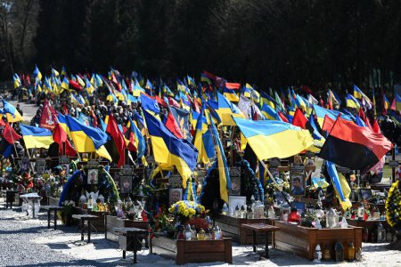 Téléchargez les photos : Lviv, Ukraine - 18 mars 2022 : Cimetière militaire Des soldats ukrainiens tués au combat avec des troupes russes. - en image libre de droit