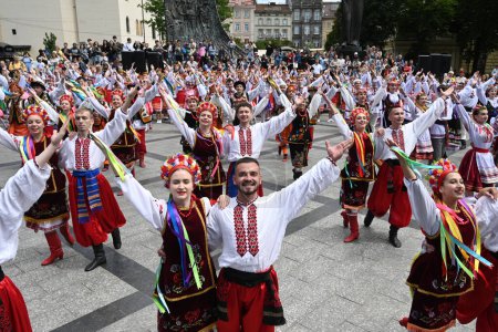 Téléchargez les photos : Lviv, Ukraine - 28 juin 2023 : Les gens dansent les danses traditionnelles ukrainiennes lors de la célébration de la Journée de la Constitution de l'Ukraine dans la ville de Lviv. - en image libre de droit