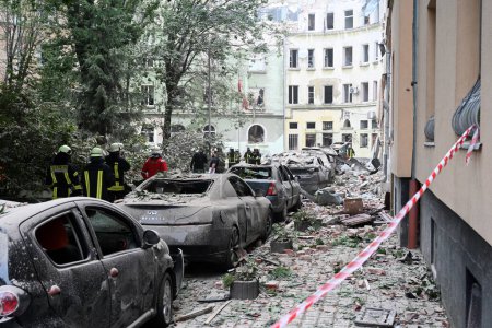 Foto de Lviv, Ucrania - 6 de julio de 2023: Los rescatistas trabajan en un edificio de apartamentos parcialmente destruido después de una huelga de misiles rusos en la ciudad de Lviv. - Imagen libre de derechos