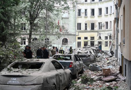 Foto de Lviv, Ucrania - 6 de julio de 2023: Los rescatistas trabajan en un edificio de apartamentos parcialmente destruido después de una huelga de misiles rusos en la ciudad de Lviv. - Imagen libre de derechos