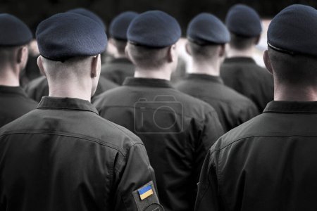Foto de Soldados ucranianos. Ejército ucraniano. Bandera ucraniana en uniforme militar. Tropas de Ucrania. Soldado de atrás. - Imagen libre de derechos