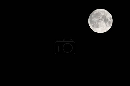 Foto de Luna en el cielo negro. luna con un fondo de cielo negro - Imagen libre de derechos