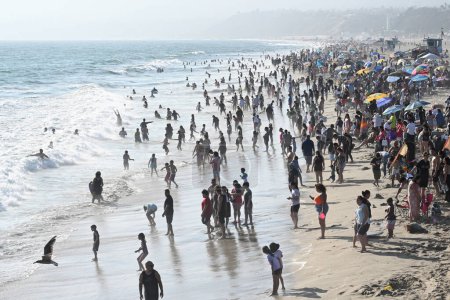 Téléchargez les photos : Los Angeles, Californie, États-Unis - 29 juillet 2023 : La foule se repose sur la plage de Santa Monica. - en image libre de droit