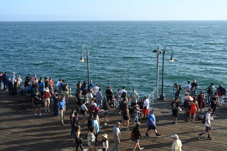 Téléchargez les photos : Los Angeles, Californie, États-Unis - 29 juillet 2023 : Une foule de personnes sur la jetée de Santa Monica. - en image libre de droit