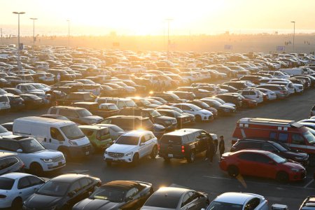 Téléchargez les photos : Los Angeles, Californie, États-Unis - 29 juillet 2023 : Voitures sur le parking à Santa Monica au coucher du soleil. - en image libre de droit