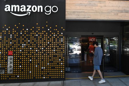 Téléchargez les photos : Seattle, WA, États-Unis - 2 août 2023 : Des gens près du magasin Amazon Go à Seattle. - en image libre de droit